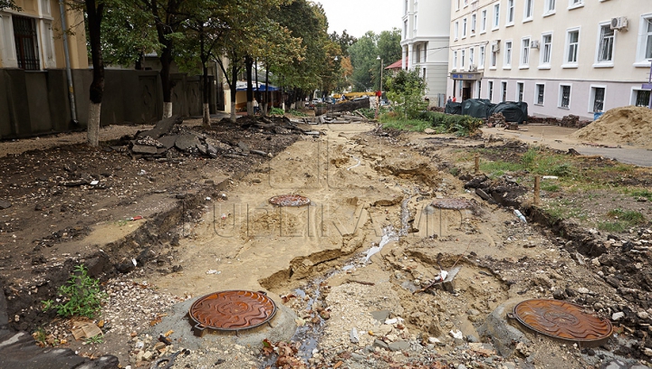 Strada pietonală, ca după război. Autorităţile promit că va fi gata până pe 14 octombrie (GALERIE FOTO)