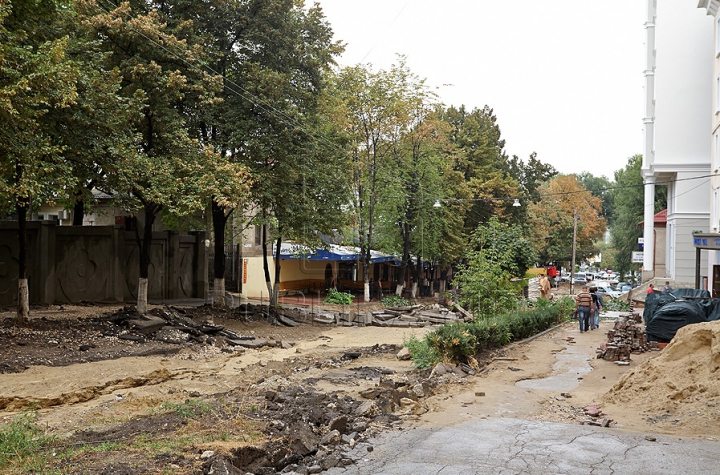 Strada pietonală, ca după război. Autorităţile promit că va fi gata până pe 14 octombrie (GALERIE FOTO)