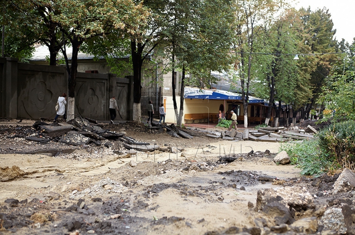 Strada pietonală, ca după război. Autorităţile promit că va fi gata până pe 14 octombrie (GALERIE FOTO)