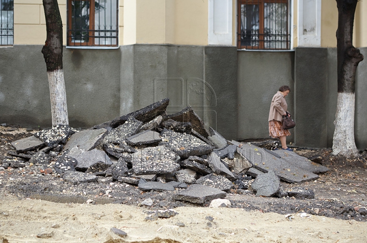 Strada pietonală, ca după război. Autorităţile promit că va fi gata până pe 14 octombrie (GALERIE FOTO)