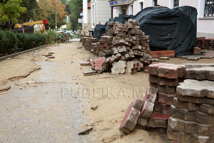 Strada pietonală, ca după război. Autorităţile promit că va fi gata până pe 14 octombrie (GALERIE FOTO)