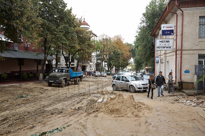 Strada pietonală, ca după război. Autorităţile promit că va fi gata până pe 14 octombrie (GALERIE FOTO)