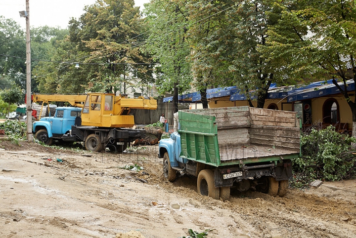 Strada pietonală, ca după război. Autorităţile promit că va fi gata până pe 14 octombrie (GALERIE FOTO)