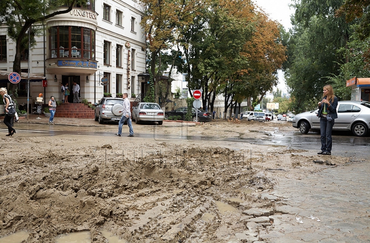 Strada pietonală, ca după război. Autorităţile promit că va fi gata până pe 14 octombrie (GALERIE FOTO)