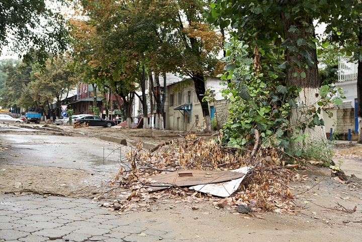 Strada pietonală, ca după război. Autorităţile promit că va fi gata până pe 14 octombrie (GALERIE FOTO)