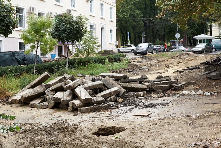 Strada pietonală, ca după război. Autorităţile promit că va fi gata până pe 14 octombrie (GALERIE FOTO)