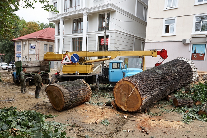 Strada pietonală, ca după război. Autorităţile promit că va fi gata până pe 14 octombrie (GALERIE FOTO)