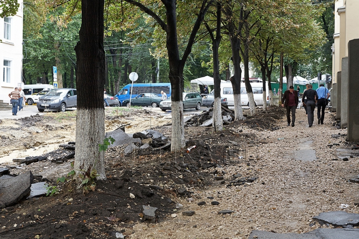 Strada pietonală, ca după război. Autorităţile promit că va fi gata până pe 14 octombrie (GALERIE FOTO)