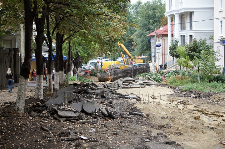 Strada pietonală, ca după război. Autorităţile promit că va fi gata până pe 14 octombrie (GALERIE FOTO)