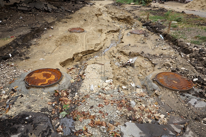 Strada pietonală, ca după război. Autorităţile promit că va fi gata până pe 14 octombrie (GALERIE FOTO)