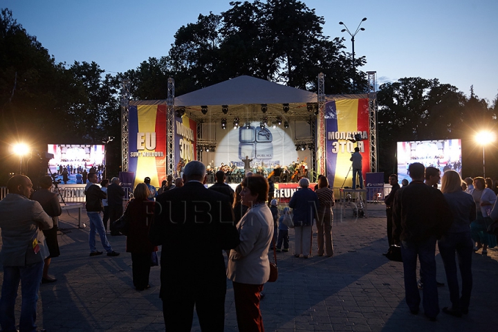 (VIDEO) Muzică de excepţie în centrul Chişinăului. Sute de oameni au venit la concertul simfonic organizat de Publika TV