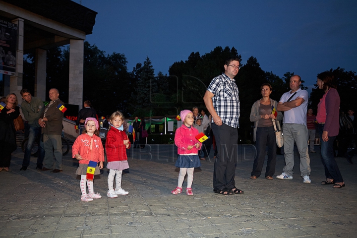 (VIDEO) Muzică de excepţie în centrul Chişinăului. Sute de oameni au venit la concertul simfonic organizat de Publika TV