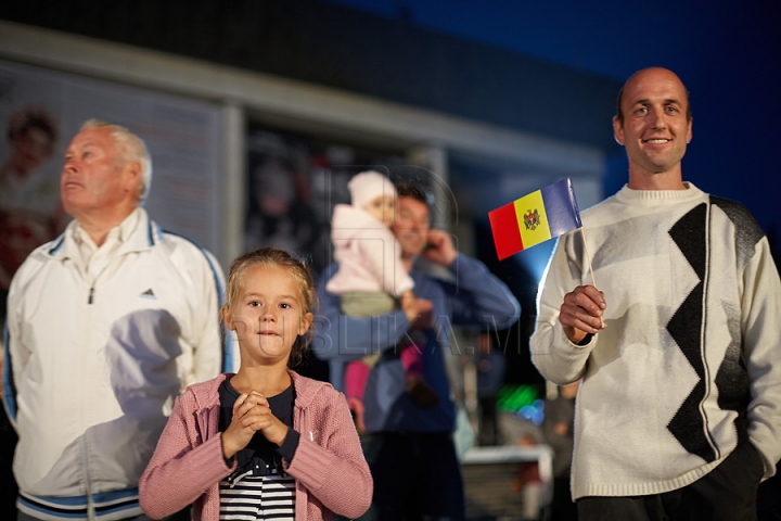 (VIDEO) Muzică de excepţie în centrul Chişinăului. Sute de oameni au venit la concertul simfonic organizat de Publika TV