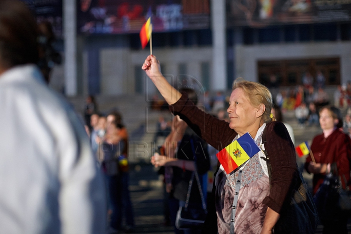 (VIDEO) Muzică de excepţie în centrul Chişinăului. Sute de oameni au venit la concertul simfonic organizat de Publika TV