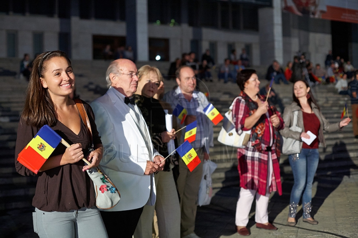 (VIDEO) Muzică de excepţie în centrul Chişinăului. Sute de oameni au venit la concertul simfonic organizat de Publika TV