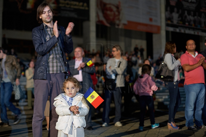 (VIDEO) Muzică de excepţie în centrul Chişinăului. Sute de oameni au venit la concertul simfonic organizat de Publika TV