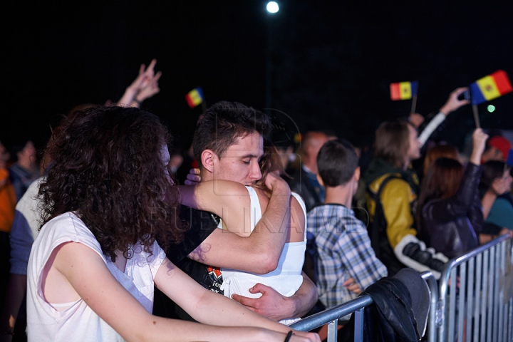 Sute de moldoveni au participat la spectacolul organizat de Publika TV. VEZI AICI concertul susţinut de Gândul Mâţei