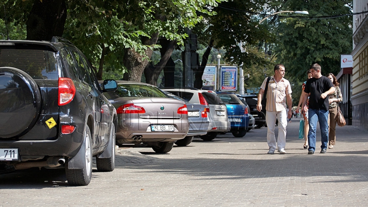 Un bărbat mai nu a rămas fără maşină, iar altul - fără plăcuţe de înmatriculare. Vezi cine a încercat să-i deposedeze