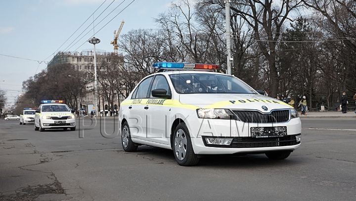 Inspector al Poliţiei Patrulare, surprins la volan vorbind la telefon şi fără centura cuplată (FOTO)