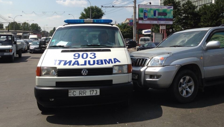 Ambulanţă implicată în accident rutier, pe bulevardul Ştefan cel Mare din Chişinău (FOTO)