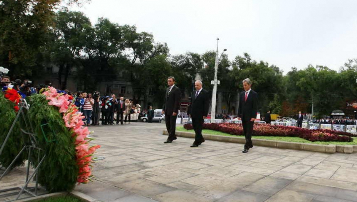 22 de ani de la proclamarea independenţei Republicii Moldova. Zeci de oficiali au depus flori la monumentul lui Ştefan cel Mare şi Sfânt (FOTO/VIDEO)