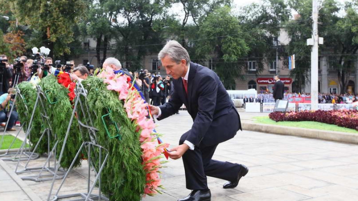 22 de ani de la proclamarea independenţei Republicii Moldova. Zeci de oficiali au depus flori la monumentul lui Ştefan cel Mare şi Sfânt (FOTO/VIDEO)