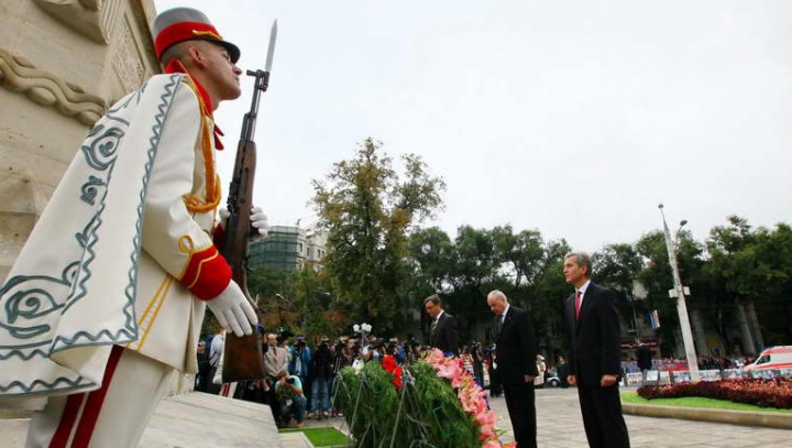 22 de ani de la proclamarea independenţei Republicii Moldova. Zeci de oficiali au depus flori la monumentul lui Ştefan cel Mare şi Sfânt (FOTO/VIDEO)