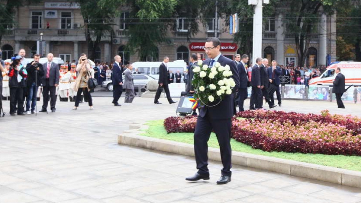 22 de ani de la proclamarea independenţei Republicii Moldova. Zeci de oficiali au depus flori la monumentul lui Ştefan cel Mare şi Sfânt (FOTO/VIDEO)