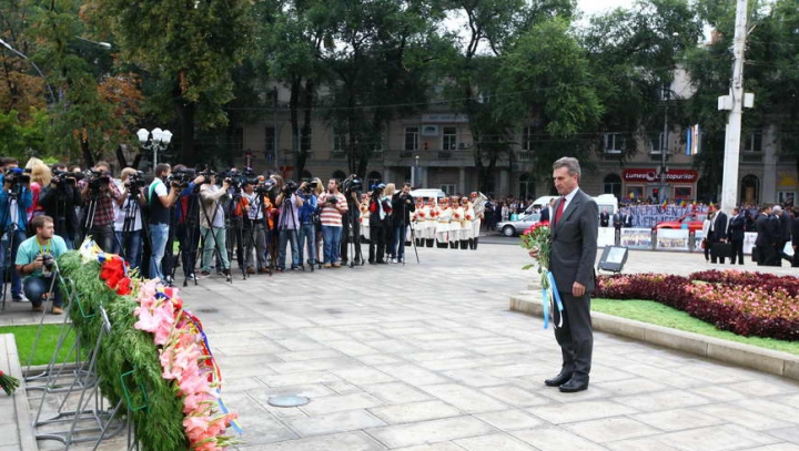 22 de ani de la proclamarea independenţei Republicii Moldova. Zeci de oficiali au depus flori la monumentul lui Ştefan cel Mare şi Sfânt (FOTO/VIDEO)