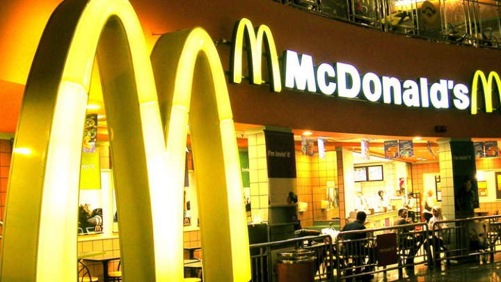 Ţara în care angajaţii McDonald's câştigă 15 dolari pe oră, dublu faţă de alte state