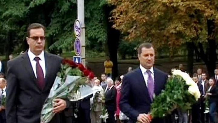 22 de ani de la proclamarea independenţei Republicii Moldova. Zeci de oficiali au depus flori la monumentul lui Ştefan cel Mare şi Sfânt (FOTO/VIDEO)