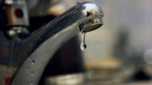 Locuitorii oraşului Cimişlia au apă la robinet doar câteva ore pe zi. Furnizorul cere tarife mai mari, iar primarul refuză să le aprobe