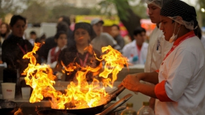 Start celui mai mare festival pentru gurmanzi. Jumătate de milion de vizitatori vor mânca frigărui, pui şi cartofi