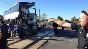 TRAGEDIE în Canada: Cel puţin şase oameni au murit după ce un autobuz s-a ciocnit cu un tren
