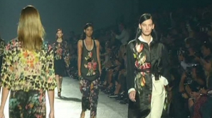 Sclipiri de aur la Săptămâna Modei de la Paris. Dries Van Noten a prezentat colecţia de primăvară-vară 2014