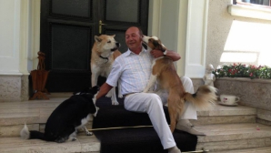 Traian Băsescu, pupat de câinii familiei. "Dacă îi iubeşti cu adevărat, îi iei acasă!" (FOTO)