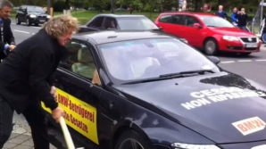 Un şofer înfuriat şi-a distrus propriul BMW M6 în semn de protest (VIDEO)