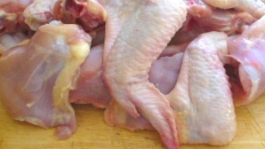 Aproape o tonă de carne de la baza angro care a vândut pui restaurantului Golden Nica, SECHESTRATĂ