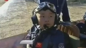 Cel mai tânăr pilot din istorie. Are doar cinci ani şi a traversat Grădina Zoologică din Beijing la bordul unui avion VIDEO