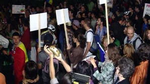 (VIDEO) Ciocniri între manifestanţi şi poliţişti, în a treia noapte de proteste la Bucureşti 