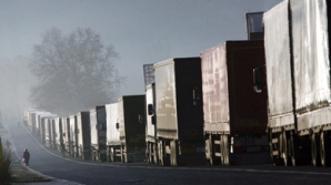 Ucraina interzice temporar circulaţia camioanelor care vin din Rusia şi Belarus