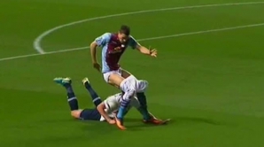 Te prăpădeşti de râs! Un fundaş l-a lăsat doar în chiloţi pe unul dintre atacanţii adversarilor VIDEO