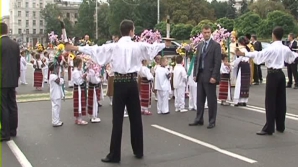 Ieri cu proteste, azi cu flori. Capul Bisericii Ruse a fost întâmpinat de politicieni şi copii, la Arcul de Triumf VIDEO