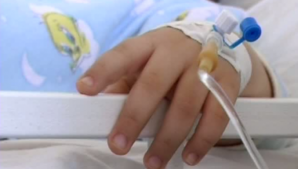 O fetiţă de doar un an şi jumătate a ajuns la spital cu arsuri pe corp. Părinţii micuţei ar putea fi amendaţi