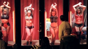 Dans erotic cu final neaşteptat în Cartierul Roşu din Amsterdam. VIDEO