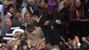 (VIDEO) Enoriaşii s-au călcat în picioare pentru a obţine câte o iconiţă de la Patriarhul Kiril şi au rupt florile de pe decoruri