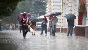 Săptămâna începe cu ploi, vânt şi temperaturi în scădere