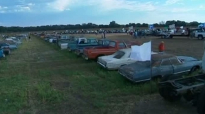 (VIDEO) Sute de maşini de epocă, scoase la licitaţie într-un orăşel din SUA