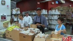 A pregătit pachete cu mere şi tartine. Preşedintele american a lucrat câteva ore la o fundaţie de caritate (VIDEO)