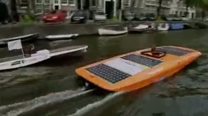 Paradă cu bărci solare în Olanda. Participanţii încurajează folosirea energiei ecologice în această ţară